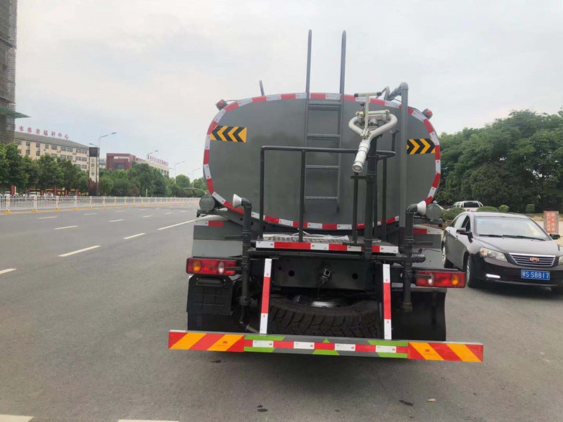 東風(fēng)六驅(qū)灑水車 東風(fēng)六驅(qū)灑水車