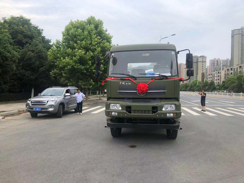 東風(fēng)六驅(qū)灑水車 東風(fēng)六驅(qū)灑水車